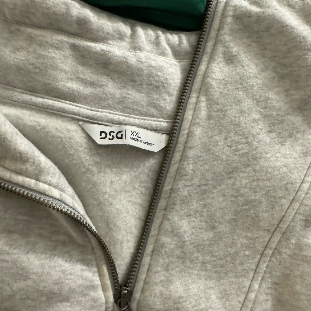 Gray woman’s crewneck sweatshirt